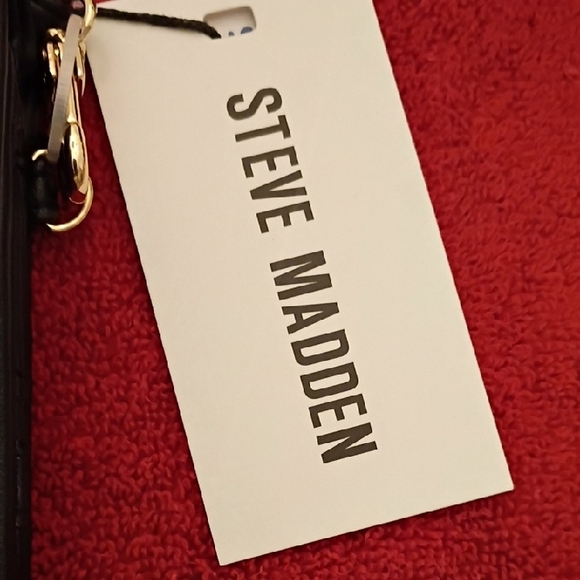 NWT🎁FREE GIFT INCLUDED🎁Steve Madden Black Wristlet with Gold Brand Logo - Picture 2 of 16